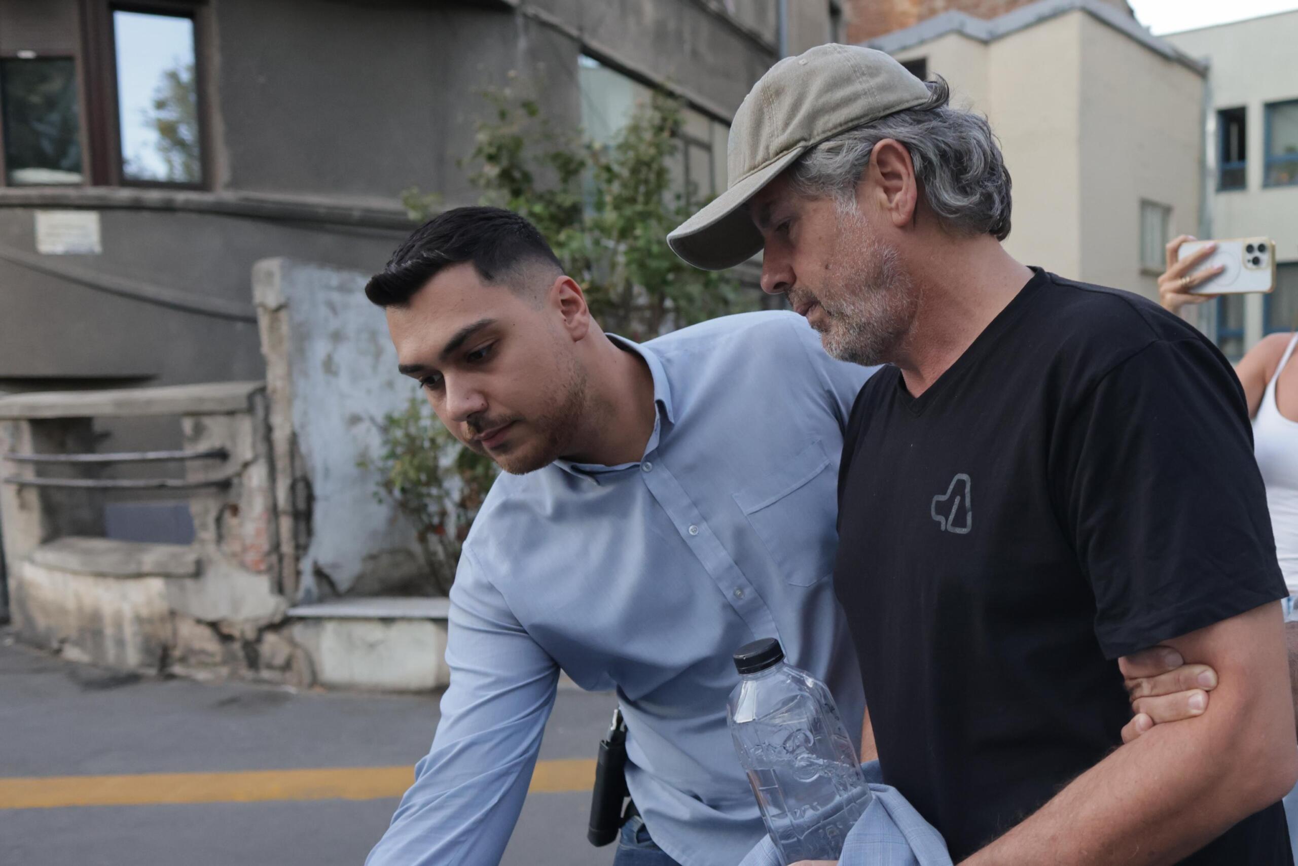 Jurgen Faff este escortat de către polițiști ai Serviciului de Investigare a Criminalităţii Economice în afara sediului secției 1 de Poliție din București, 15 septembrie 2025. Inquam Photos / George Călin