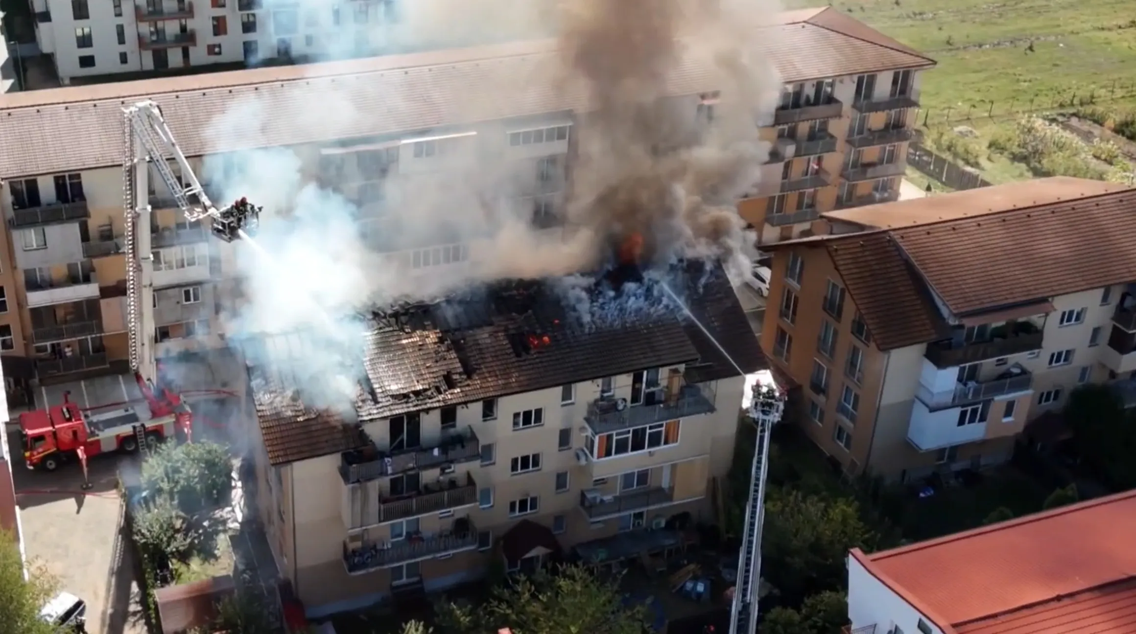 Imagine filmata cu drona in blocul afectat de incendiu